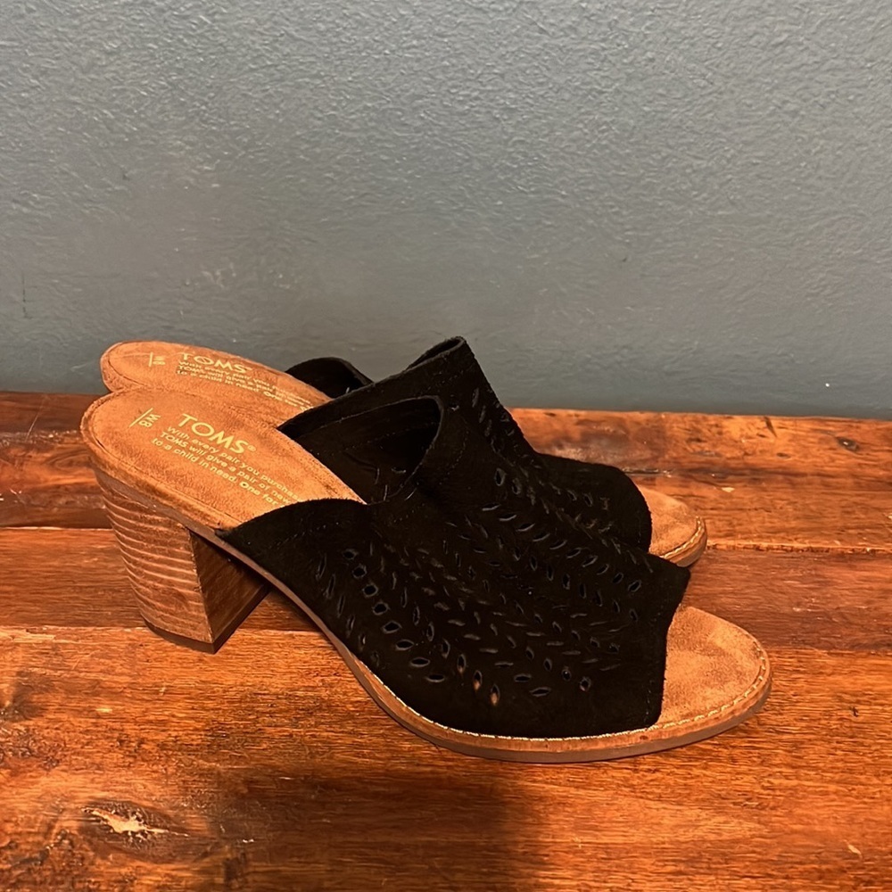 TOMS Black Suede Sandals Size 8 EUC